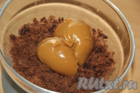 Добавить в бисквит варёную сгущёнку.
