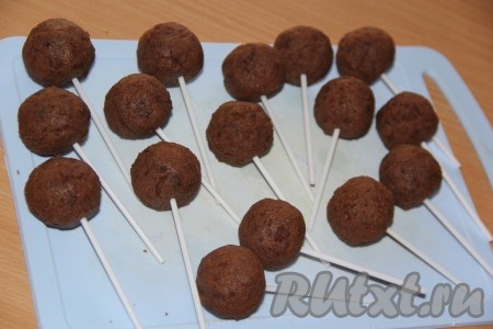 Достать шарики из морозилки и вставить палочки.
