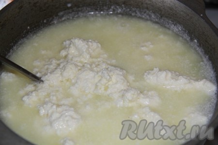 Творог залить молоком и поставить на средний огонь. Слегка помешивать. 