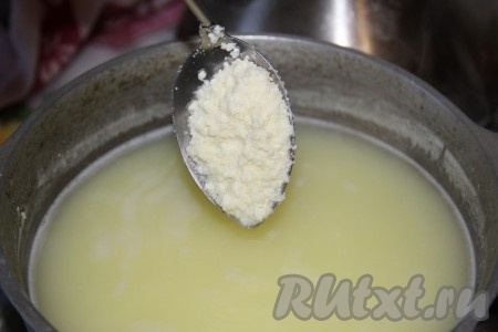 Держать на огне до тех пор, пока наш творог не начнет тянуться за ложкой или браться комком. 