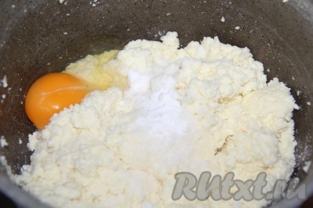 Когда творог дойдет до нужной консистенции, мы его выкладываем на дуршлаг или сито. Хорошенько отжимаем.  Добавляем в него яйцо, масло, соду и соль. И ставим на огонь при постоянном помешивании.