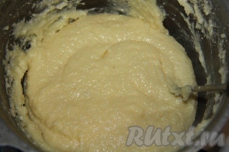 Держим на плите 5-10 минут, пока творог не начнет напоминать плавленный сыр. Твердость и плотность домашнего сыра будет зависить от времени проведенном на огне. Чем больше мы подержим, тем тверже и плотнее будет наш сыр.