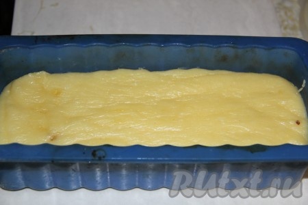 Горячую массу выливаем в подготовленную форму. У меня была силиконовая форма, если у вас тарелка или другая стеклянная емкость, обверните ее в пергаментную бумагу или в пищевую пленку. Это даст возможность без труда достать наш сыр после застывания.