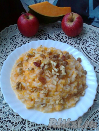 Рисовая каша с тыквой и изюмом на молоке