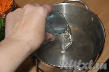 Довести воду с сахаром и солью до кипения, проварить 2-3 минуты, чтобы растворились все кристаллики сахара и соли, а затем влить уксус и снять маринад для огурцов с огня.
