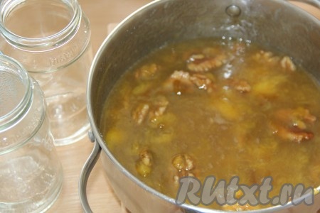 Банки предварительно вымыть и простерилизовать любым способом, прокипятить крышки. Снять варенье из слив по-грузински с огня.
