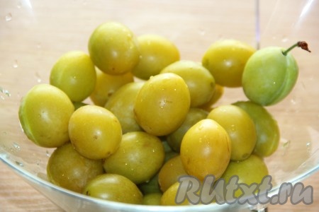 Сливы хорошо вымыть.&nbsp;
