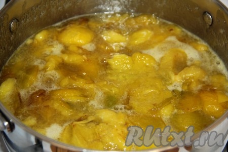 Кастрюлю отправить на небольшой огонь, перемешать сливы с сахаром и довести до кипения, снять пенку.
