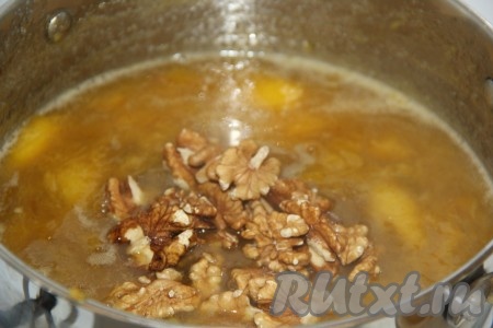 В конце приготовления добавить грецкие орехи (я орехи не измельчала, а добавила крупными дольками), перемешать, довести до кипения и проварить пару минут на медленном огне. 
