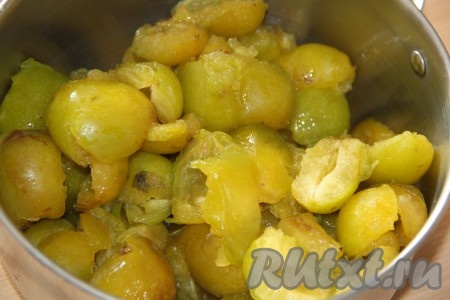 Разделить каждую сливу на две части, косточку удалить. Сливы, очищенные от косточек, выложить в кастрюлю.
