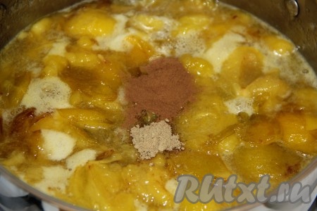 В закипевшую смесь слив и сахара всыпать имбирь и корицу, перемешать и варить варенье 30 минут на медленном огне, периодически помешивая.
