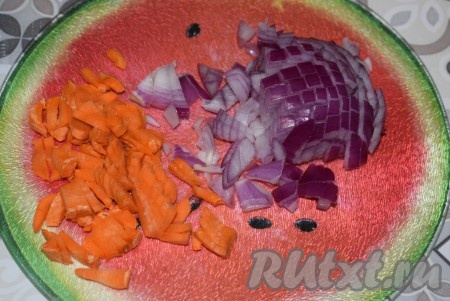 Пока варится сёмга, очистим картофель, промоем его и нарежем на крупные кусочки. Лук и морковь очистим от кожуры и нарежем мелкими кубиками.
