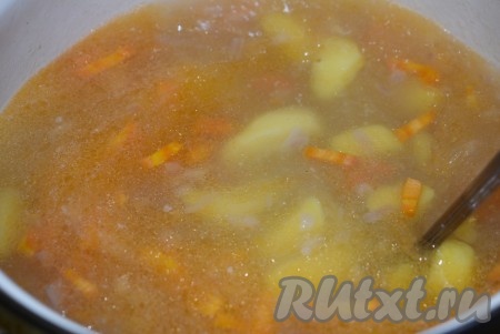 В процеженный бульон кладём нарезанные картошку, лук и морковь. Доводим бульон до кипения, уменьшаем огонь и варим овощи до готовности (примерно, 25 минут). Время варки зависит от готовности картофеля -&nbsp; чем крупнее он будет нарезан, тем больше времени понадобится.