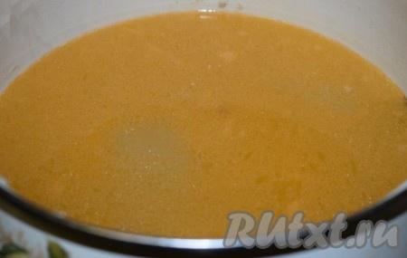 Бульон процеживаем через ситечко, варёную луковицу выбрасываем, она уже отдала бульону весь аромат и больше нам не понадобится.
