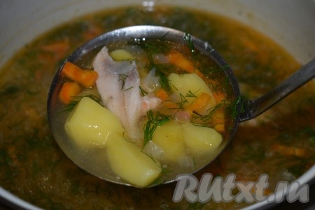 Добавляем в суп мелко нарезанный укроп, солим и перчим первое блюдо. В последний момент кладём кусочки мяса сёмги, очищенные от костей. Даём рыбному супу закипеть и выключаем огонь.
