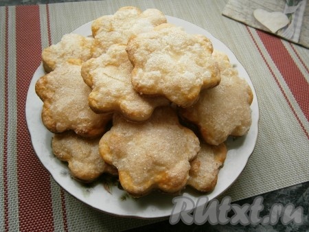 Сложить готовые коржики на тарелку и дать им остыть.
