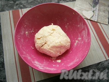 Замесить достаточно плотное тесто, которое вначале будет рассыпаться, но затем отлично соберётся в ком.
