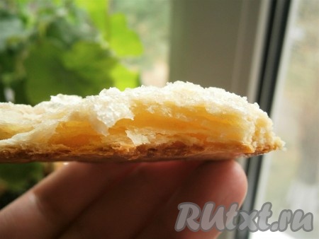 Вот таким слоистым получается разлом коржика.
