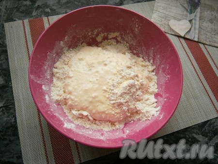 В масляно-мучную крошку выложить творожную смесь.
