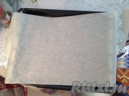 Застелить противень бумагой для выпечки. Включить духовку на разогрев до 200 градусов.
