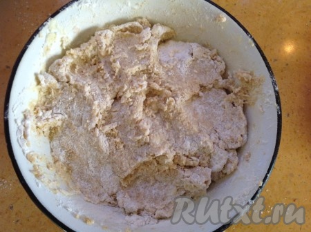 Теперь добавить муку и ещё раз перемешать.