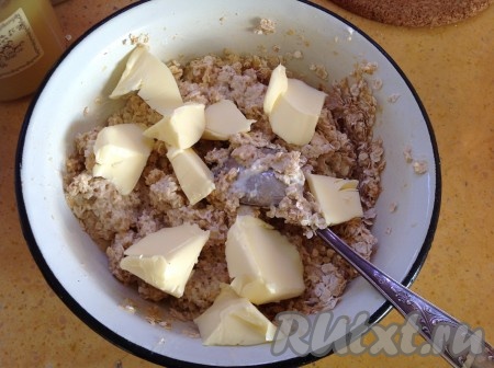 Мягкое сливочное масло разделить на кусочки и вмешать в массу.