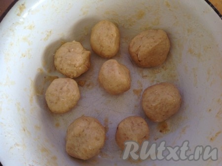 Из теста сделать шарики.