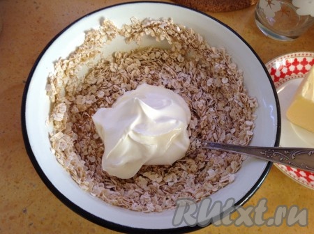 Добавить сметану и хорошо перемешать.