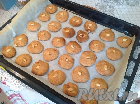 По истечении указанного времени достаём наше овсяное печенье. 