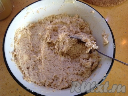 Мягкое сливочное масло разделить на кусочки и вмешать в массу.