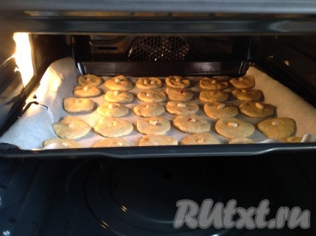 Поставить противень в духовку на 40 минут.