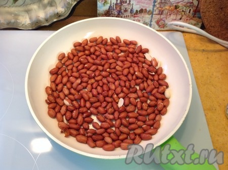 Орешки поставить обжариваться на среднем огне, помешивая.
