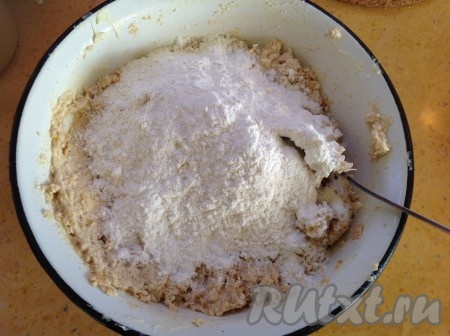 Теперь добавить муку и ещё раз перемешать.
