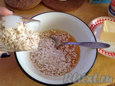 Всыпать стакан овсяных хлопьев.