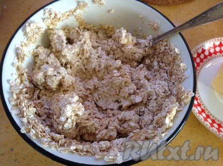 Добавить сметану и хорошо перемешать.