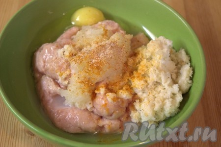 Затем посолить и приправить фарш по вкусу. Хорошо вымесить фарш до однородности и несколько раз отбить о дно миски.

