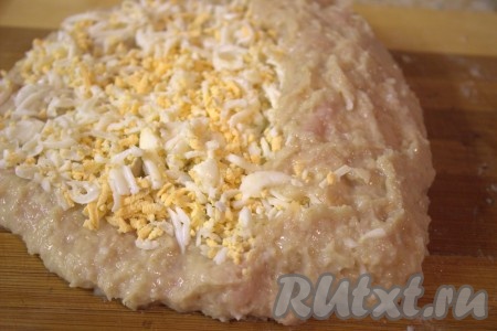 Плотно свернуть куриный фарш с начинкой в рулет.

