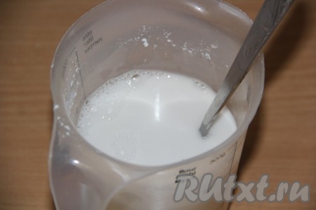Крахмал развести в холодной воде.
