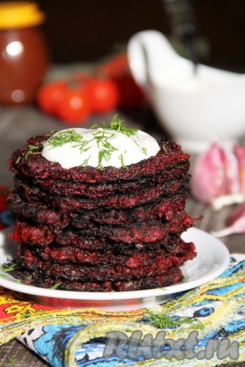 Подать свекольные оладьи со сметаной. Вот так быстро и просто можно приготовить из сырой свеклы очень вкусные оладушки!
