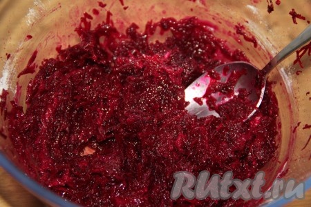 Хорошо перемешать свекольную массу. Она получится достаточно густой.
