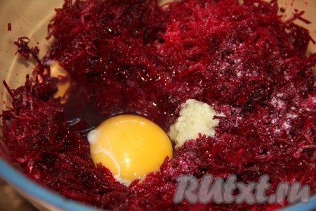 Сюда же вбить куриное яйцо и перемешать.
