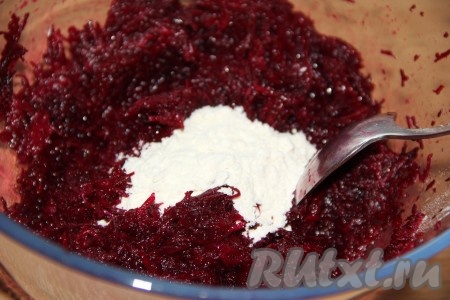 Добавить соль и муку.
