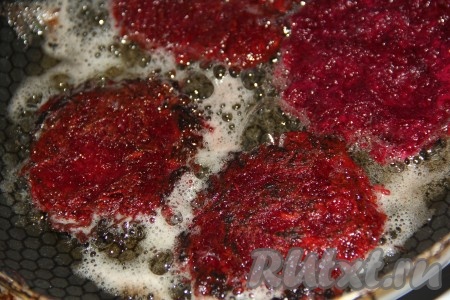 Жарить свекольные оладьи на среднем огне с двух сторон (примерно, по 2 минуты с каждой стороны).
