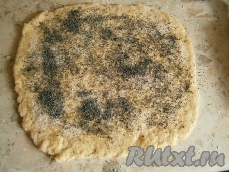 Посыпать раскатанное песочное тесто маком и 50 граммами сахара.
