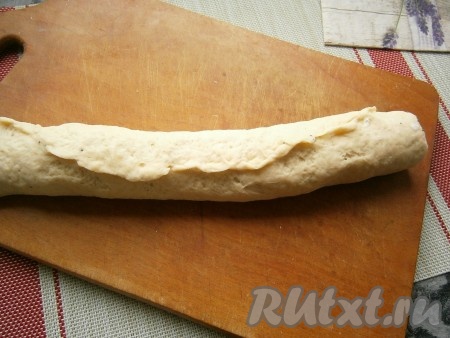 Свернуть тесто в плотный рулет, концы которого защипнуть.
