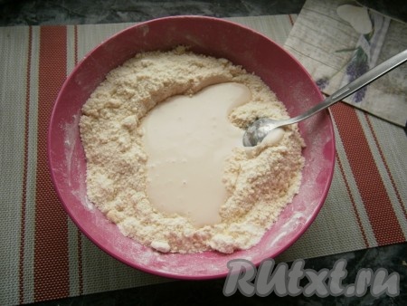 Перемешать получившуюся массу и влить кефир комнатной температуры.
