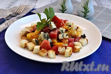 Салат с сыром "Дор блю" и помидорами