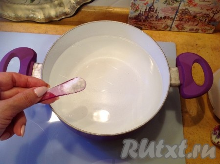 Ставим на огонь кастрюлю с водой для приготовления пасты, солим воду.
