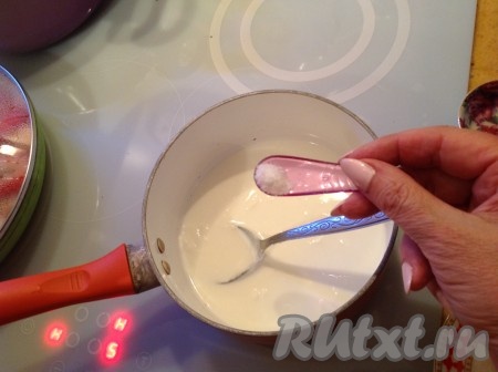 Начинаем готовить соус, для этого 50-80 грамм молока наливаем в ковшик, ставим на средний огонь, добавляем сметану, солим, высыпаем натёртый сыр и перемешиваем.