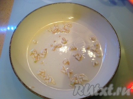 Чесночок обжарился, удаляем его и выкладываем на сковородку морепродукты.